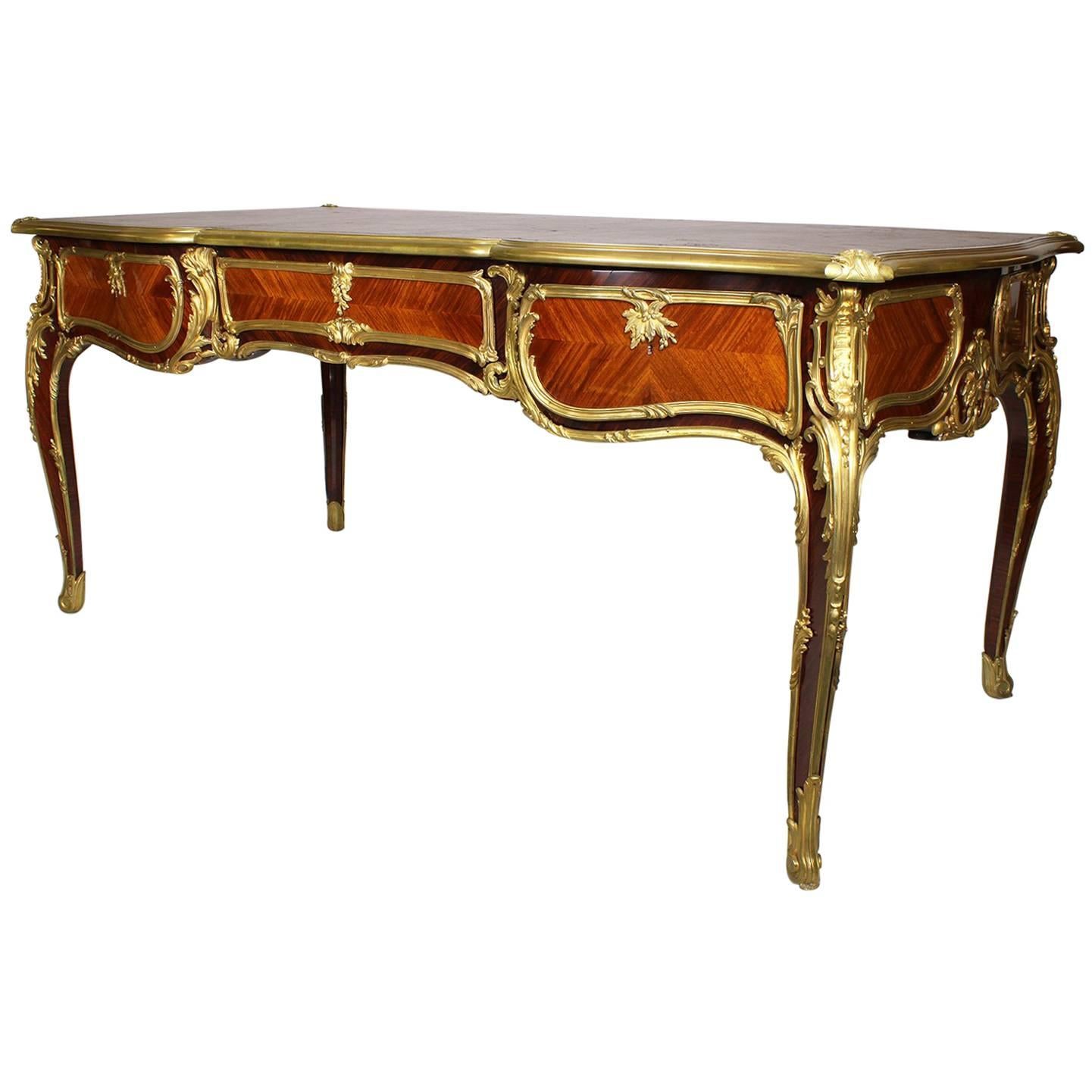 Schreibtisch aus vergoldeter Bronze im Louis-XV-Stil des 19. Jahrhunderts aus Veilchenholz mit vergoldeter Platte im Angebot