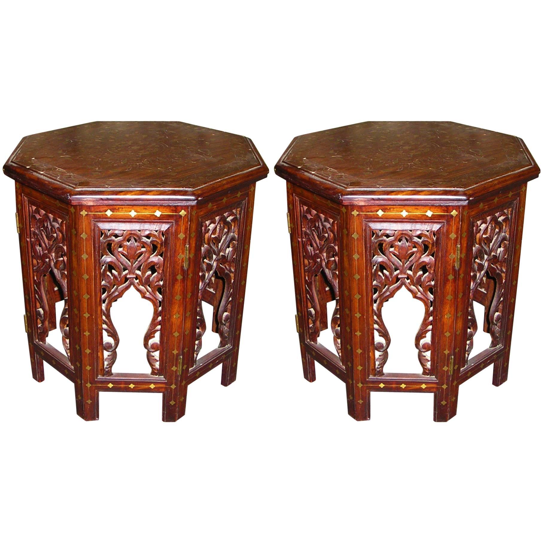 Paire de tables d'appoint ou d'extrémité anglo-indiennes incrustées et sculptées à la main avec laiton et cuivre