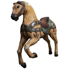 Vieux cheval de manège en bois peint à la main et sculpté