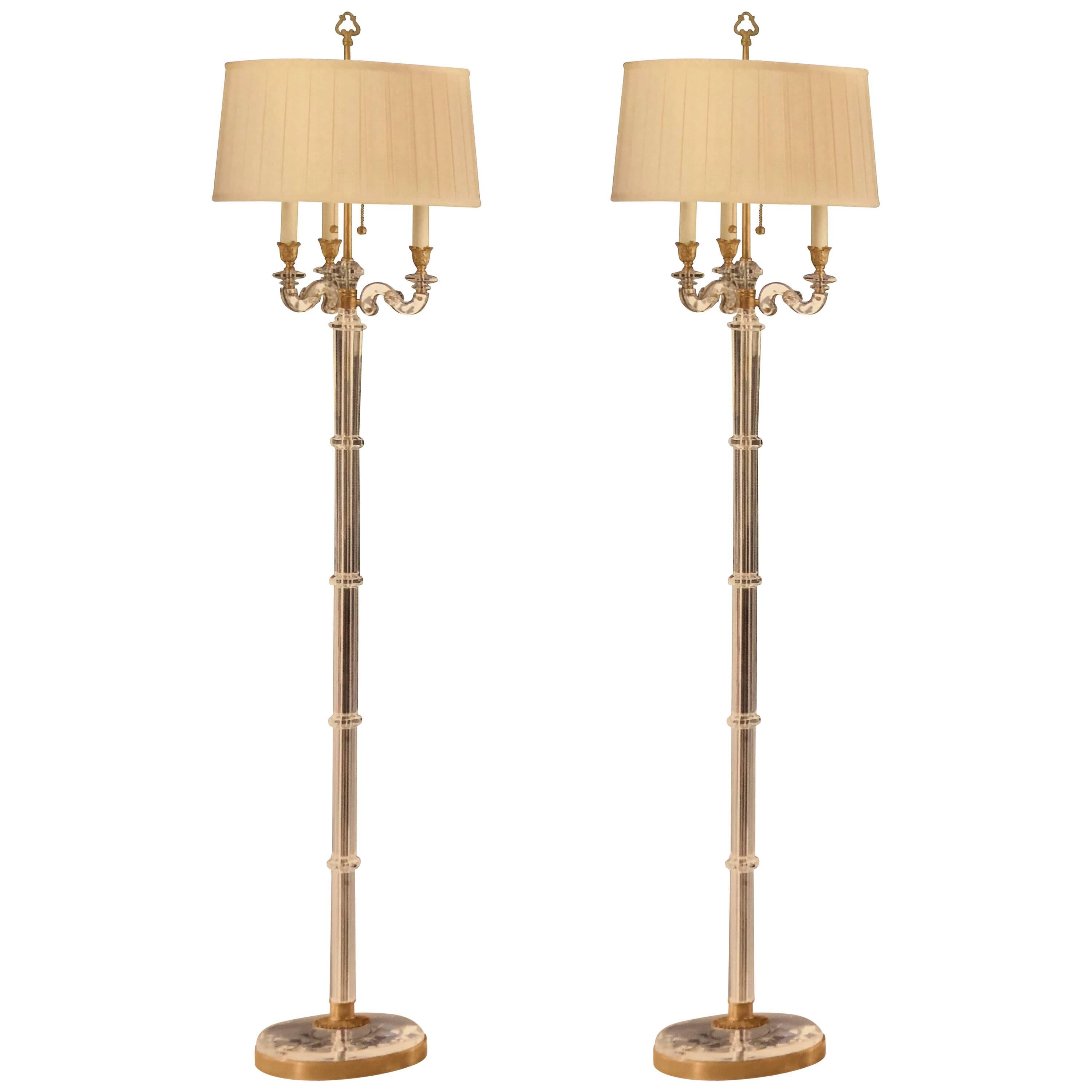 Paire de lampadaires de style néoclassique moderne italien en cristal et laiton, Maison Baguès en vente