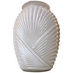 Vase Art déco côtelé en verre opalin blanc, années 1930