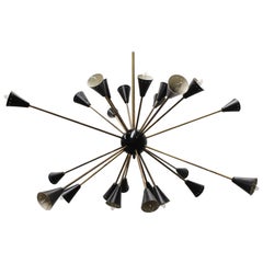 Lustre Sputnik italien de style Midcentury Design/One des années 1950 Stilnovo Black Gold