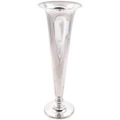 Tiffany & Co. Die Vase ist mit einem Rahmen versehen