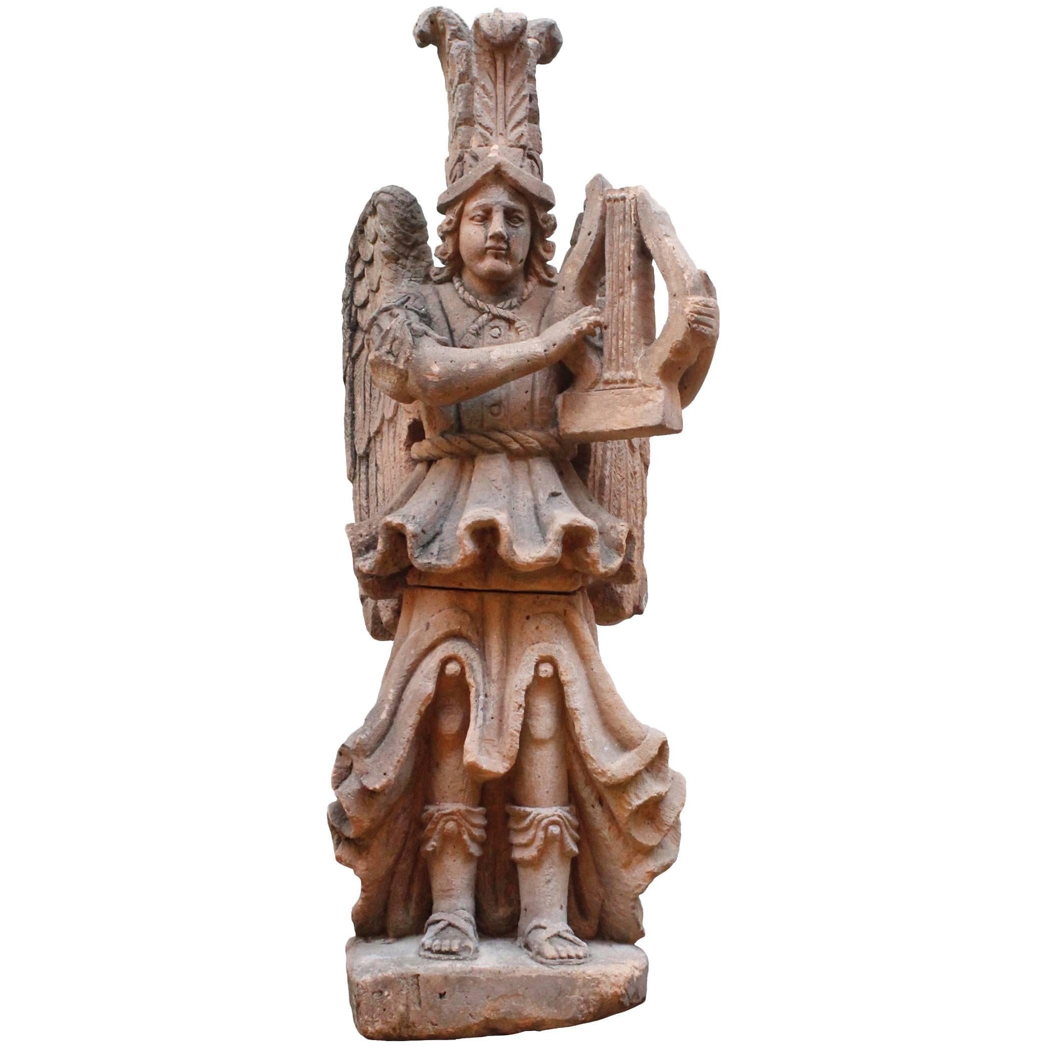 Quarrystatue eines Archangels mit Harfe aus dem 19. Jahrhundert, gefunden in West Mexiko im Angebot