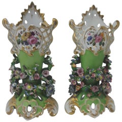 Pareja de jarrones con incrustaciones florales del siglo XIX