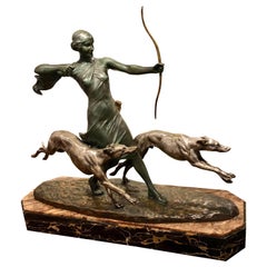 Louis Riche Art Déco Statue en bronze peint à froid Diane et chiens de chasse:: 1925