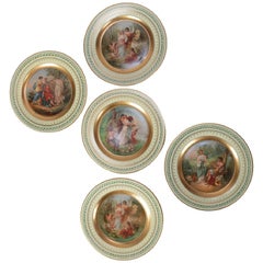 Ensemble de cinq assiettes en porcelaine autrichienne peinte à la main pour portrait de mariage