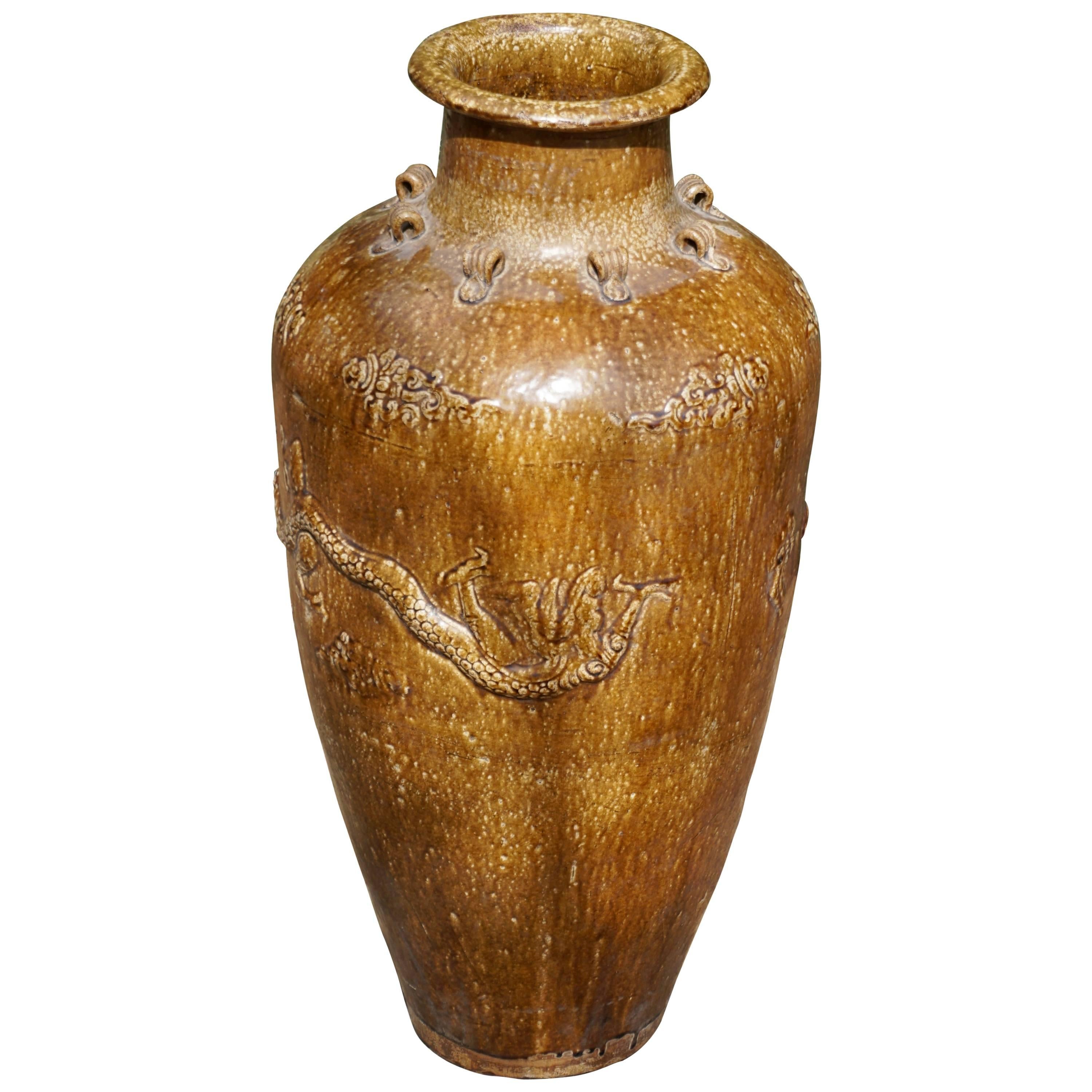 Grand vase de rangement en grès de la dynastie chinoise Martaban Ming avec dragons en vente