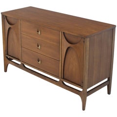Enfilade commode compact en noyer avec éléments sculpturaux en contreplaqué moulé