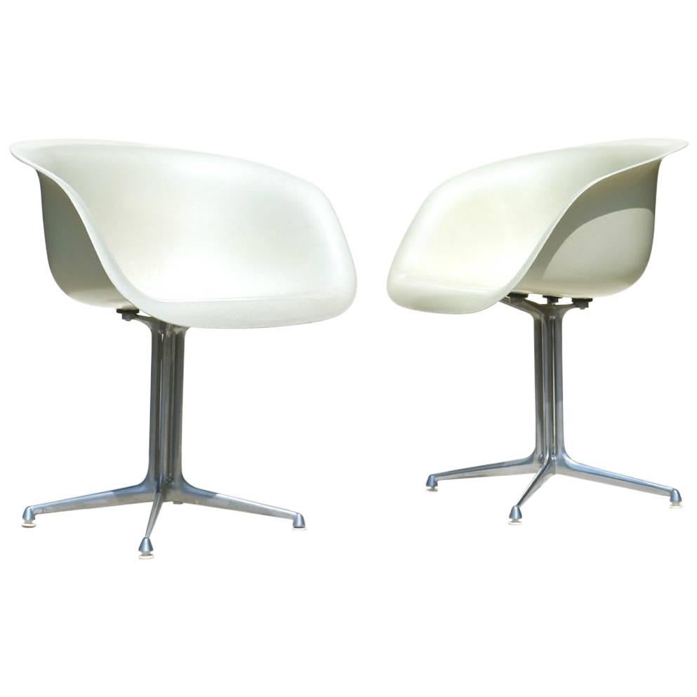 Deux chaises en forme de coquille en fibre de verre « La Fonda » Charles Eames par Hermann Miller Design en vente