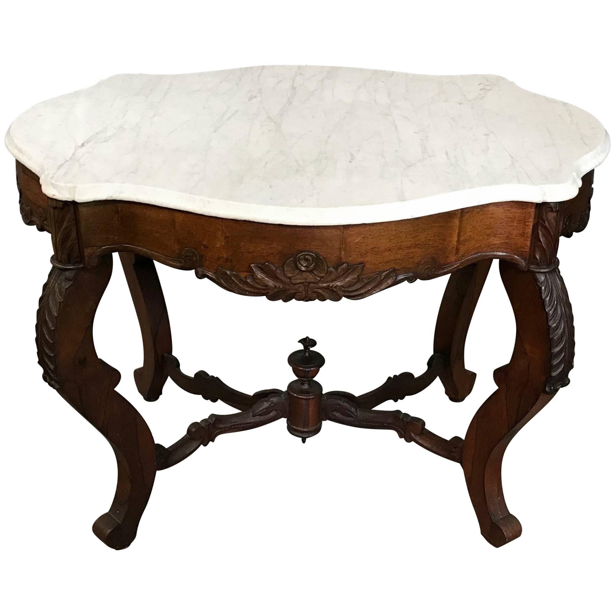 Table victorienne du XIXe siècle en bois de rose sculpté et marbre en vente