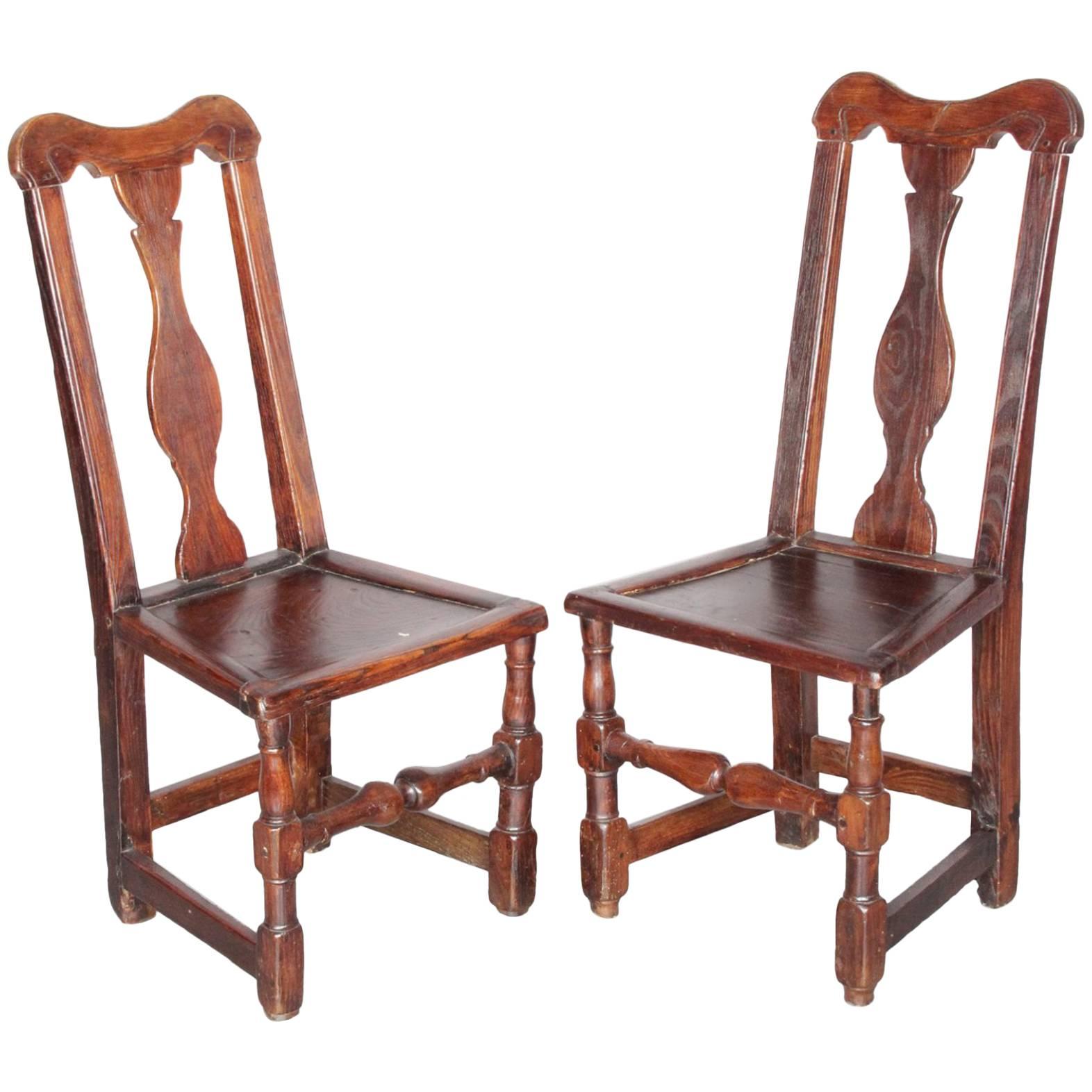Paar Beistellstühle aus Nussbaumholz aus der Queen Anne-Epoque aus dem 19. Jahrhundert