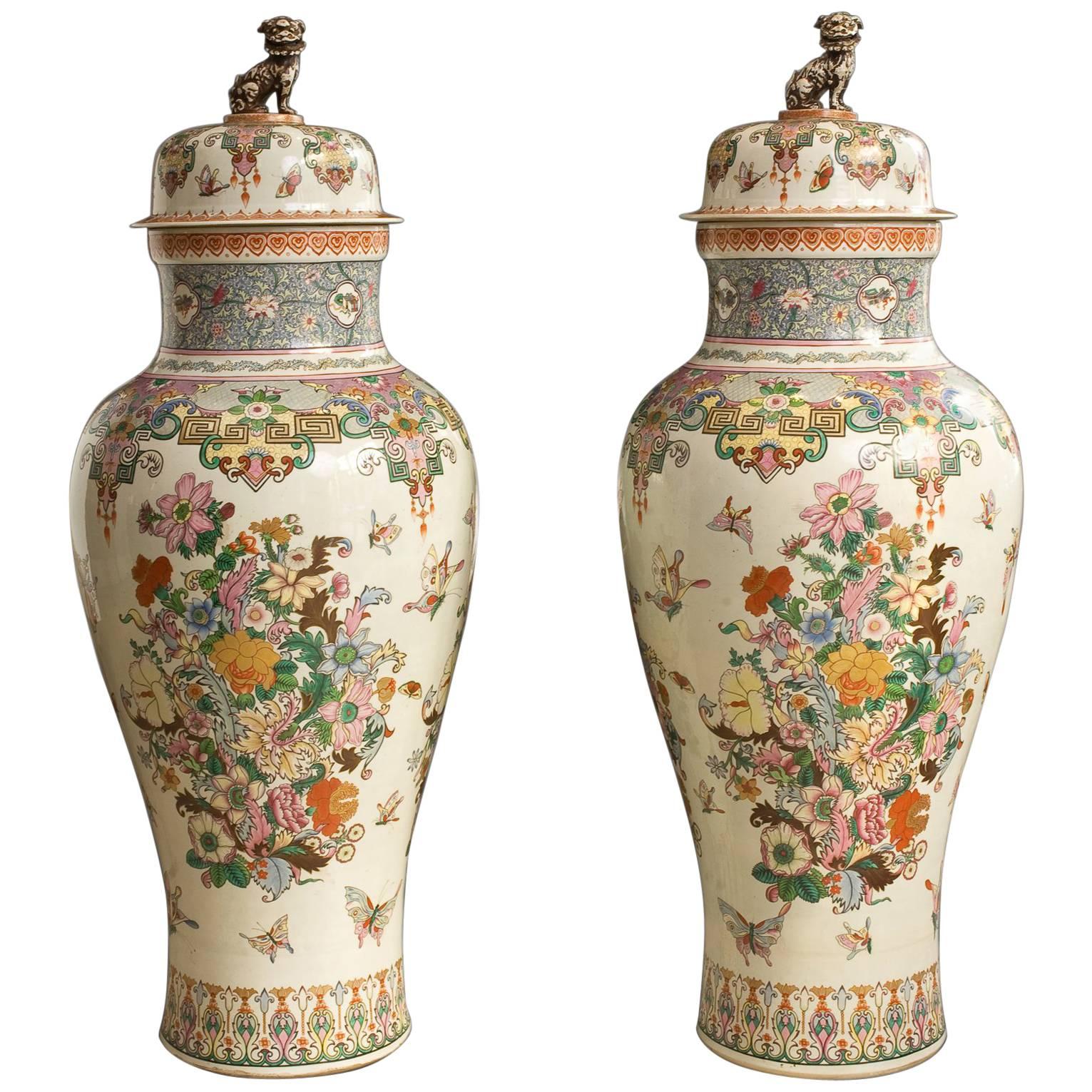 Vases et couvercles en porcelaine Samson, décoration Famille Rose, taille exceptionnelle en vente