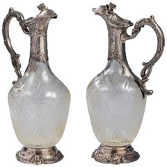 Paire de carafes à claire-voie en cristal taillé et en argent.