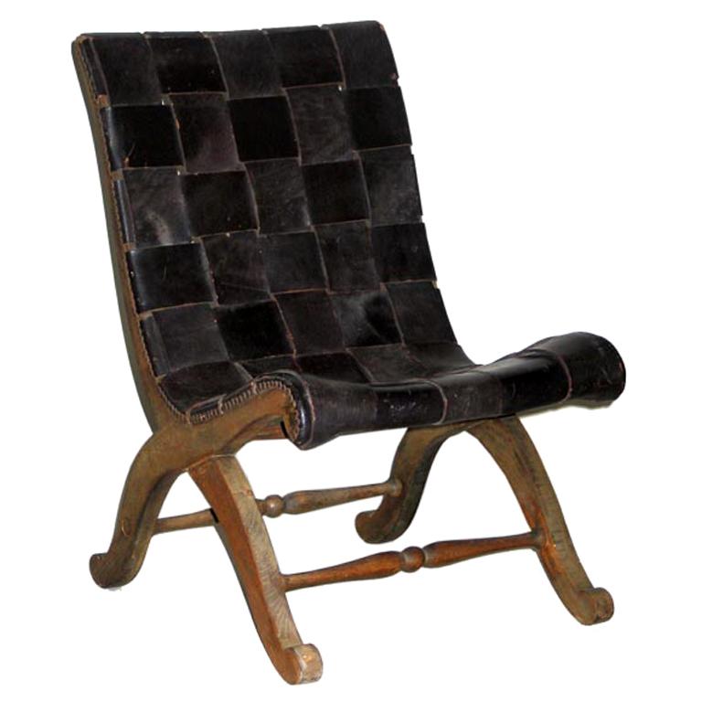Chaise à lanières en cuir néoclassique espagnole moderne et espagnole attribuée à Pierre Lottier