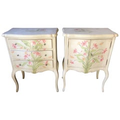 Paire de tables de nuit romantiques peintes à la main par Patina