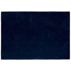 Tapis « Bleu Pinton » touffeté à la main en bleu nuit de Pinton