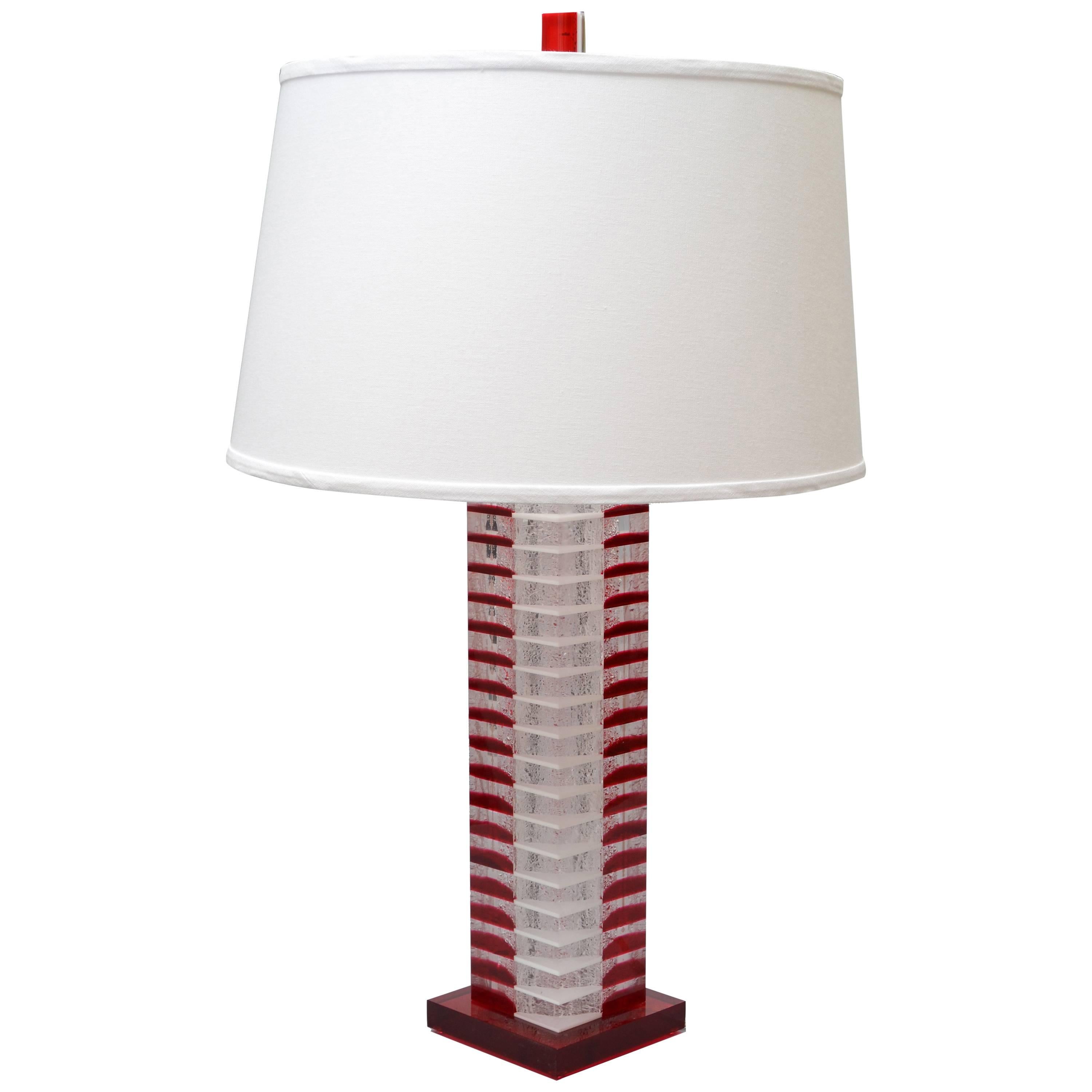 Moderne gestapelte hohe rote weiße und transparente Lucite-Tischlampe im Angebot
