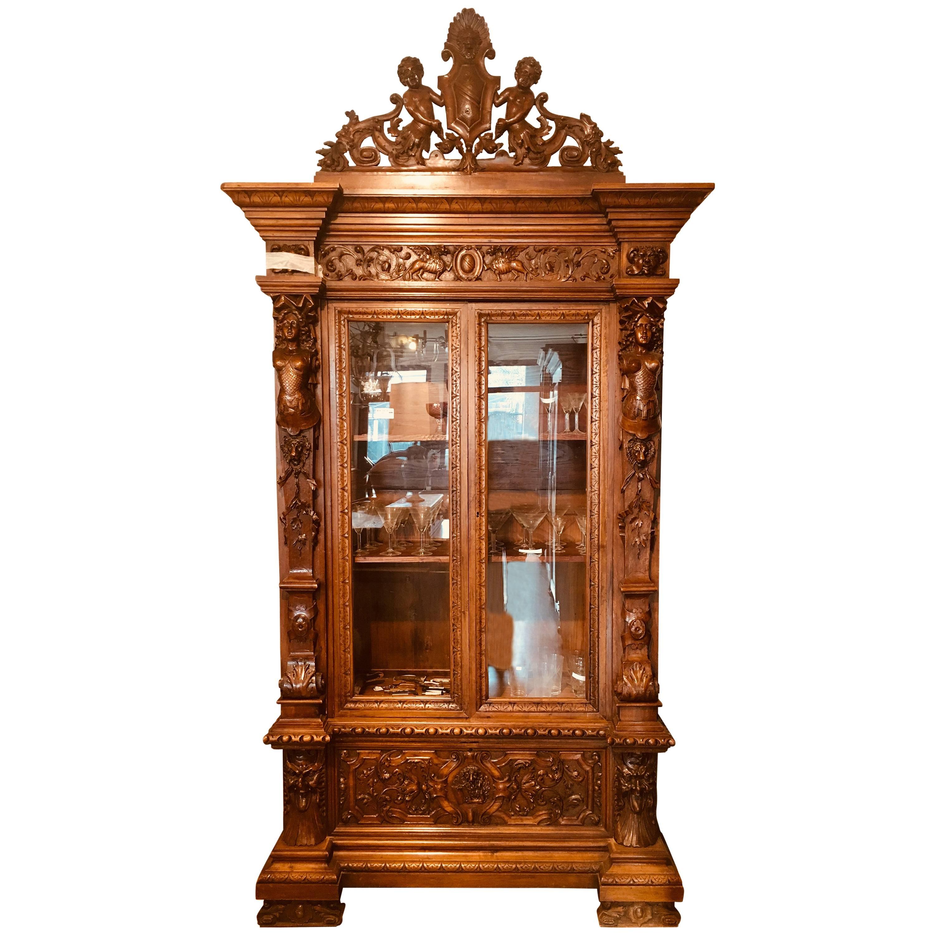 Grand meuble de rangement de style Renaissance du 19ème siècle en noyer français avec vitrines en cristal