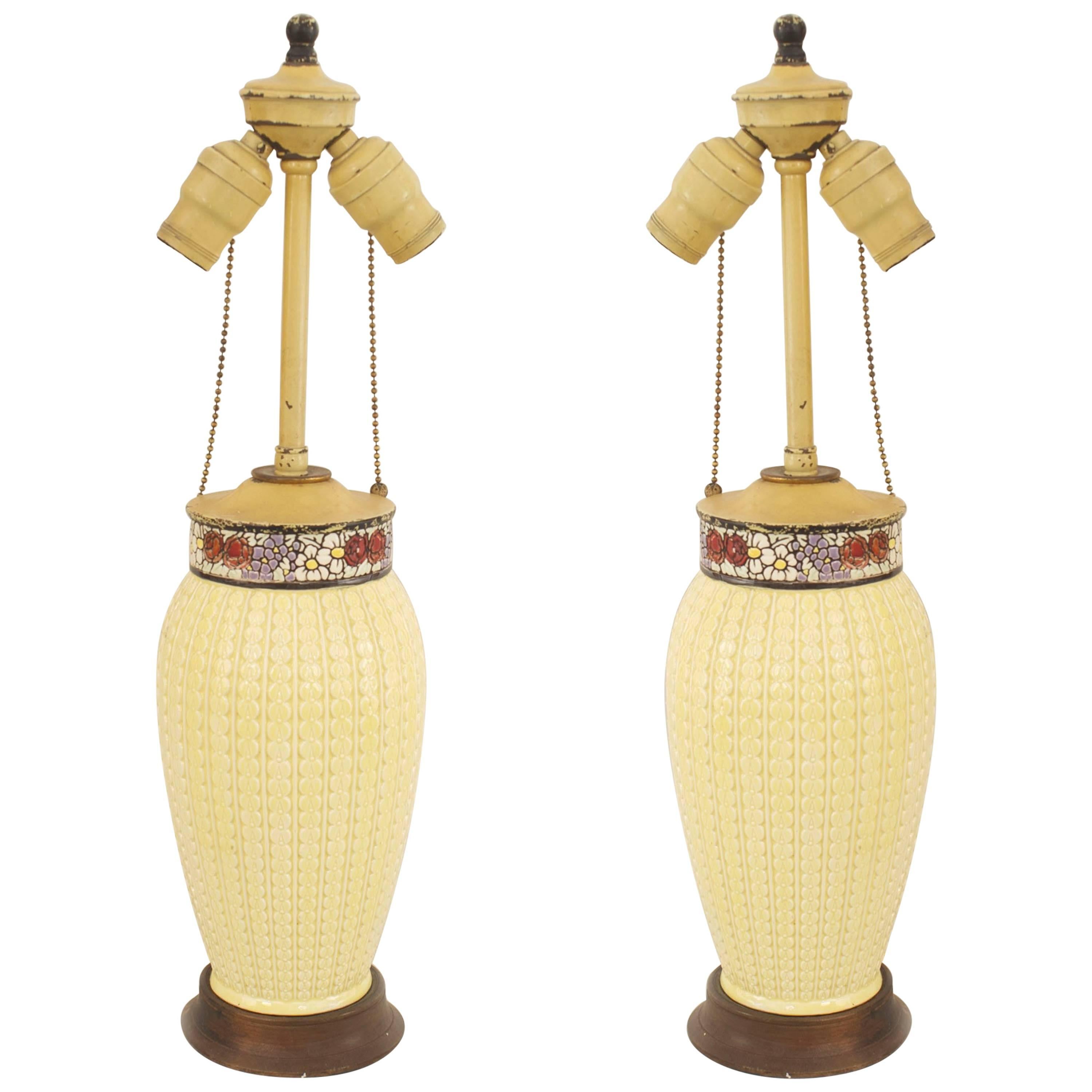 Paire de lampes de bureau américaines Arts and Crafts en porcelaine jaune