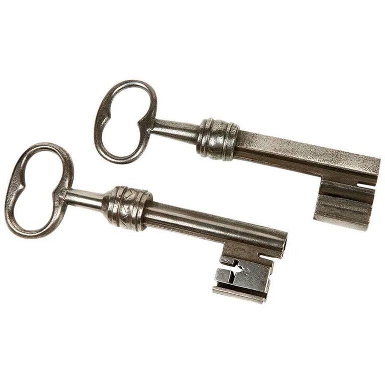 Strong Box Pair of Keys, 17th Century For Sale at 1stDibs