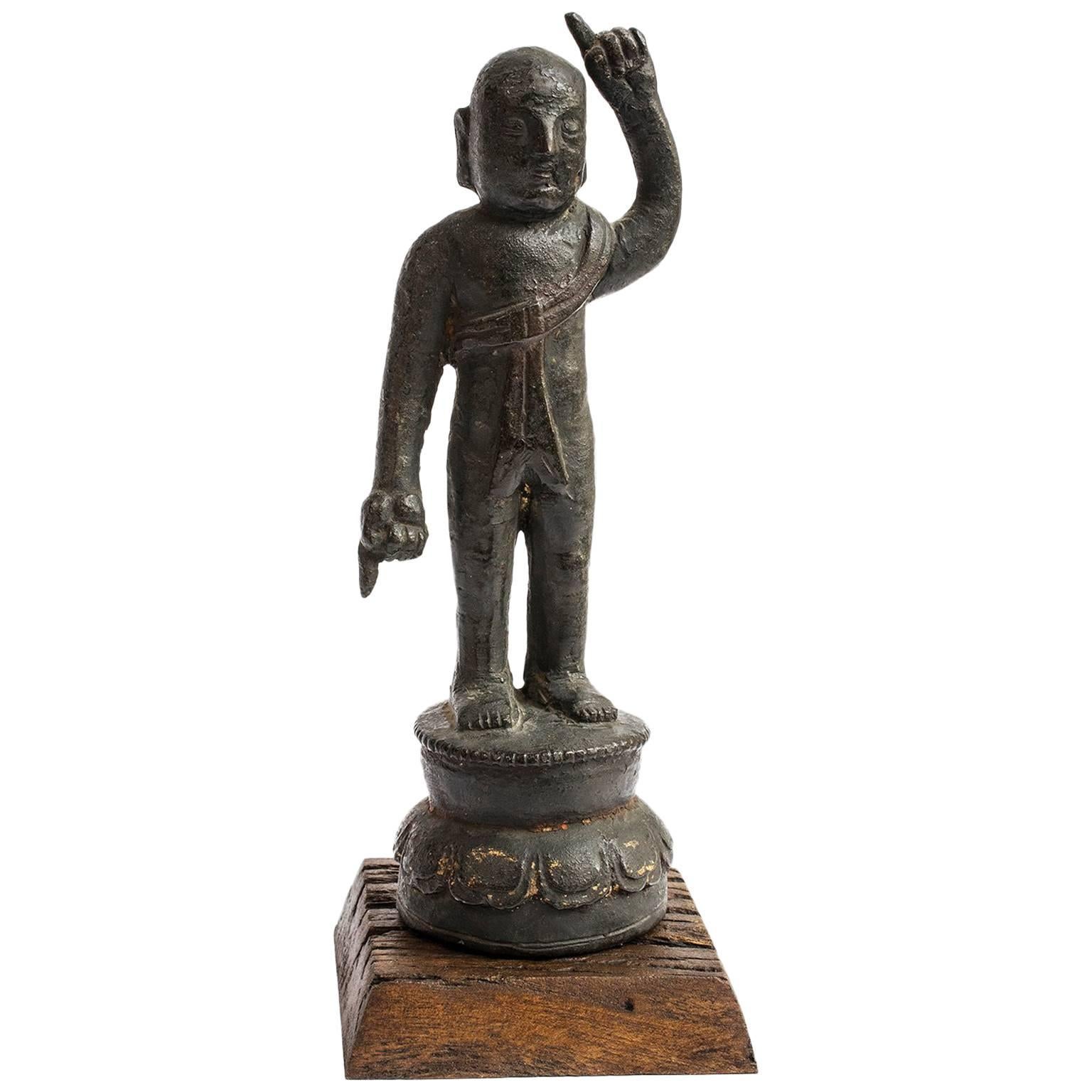 Figure d'un garçon en bronze chinois Ming du 17ème siècle