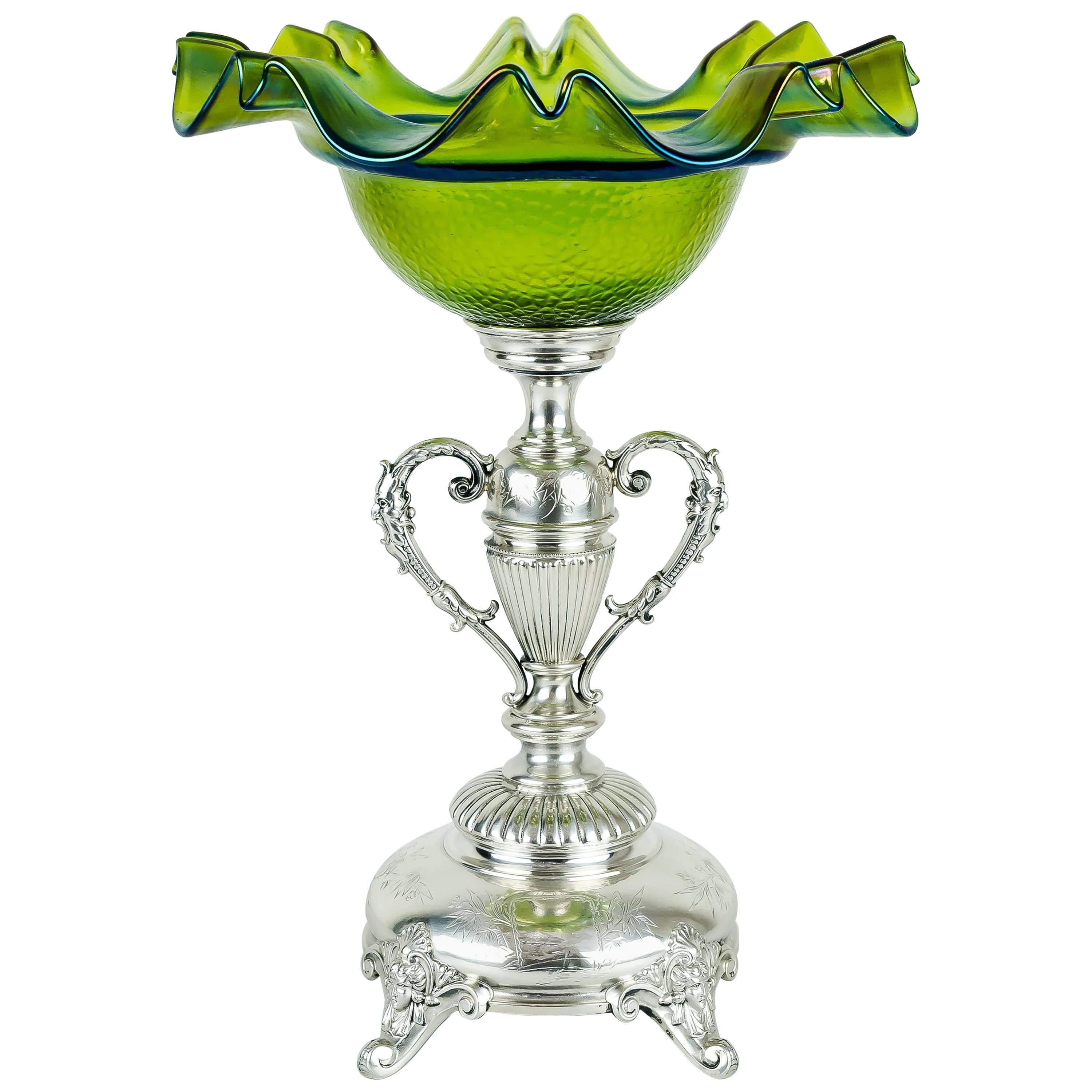 Centre de table historique en argent avec un joli abat-jour en verre vert, vers les années 1890