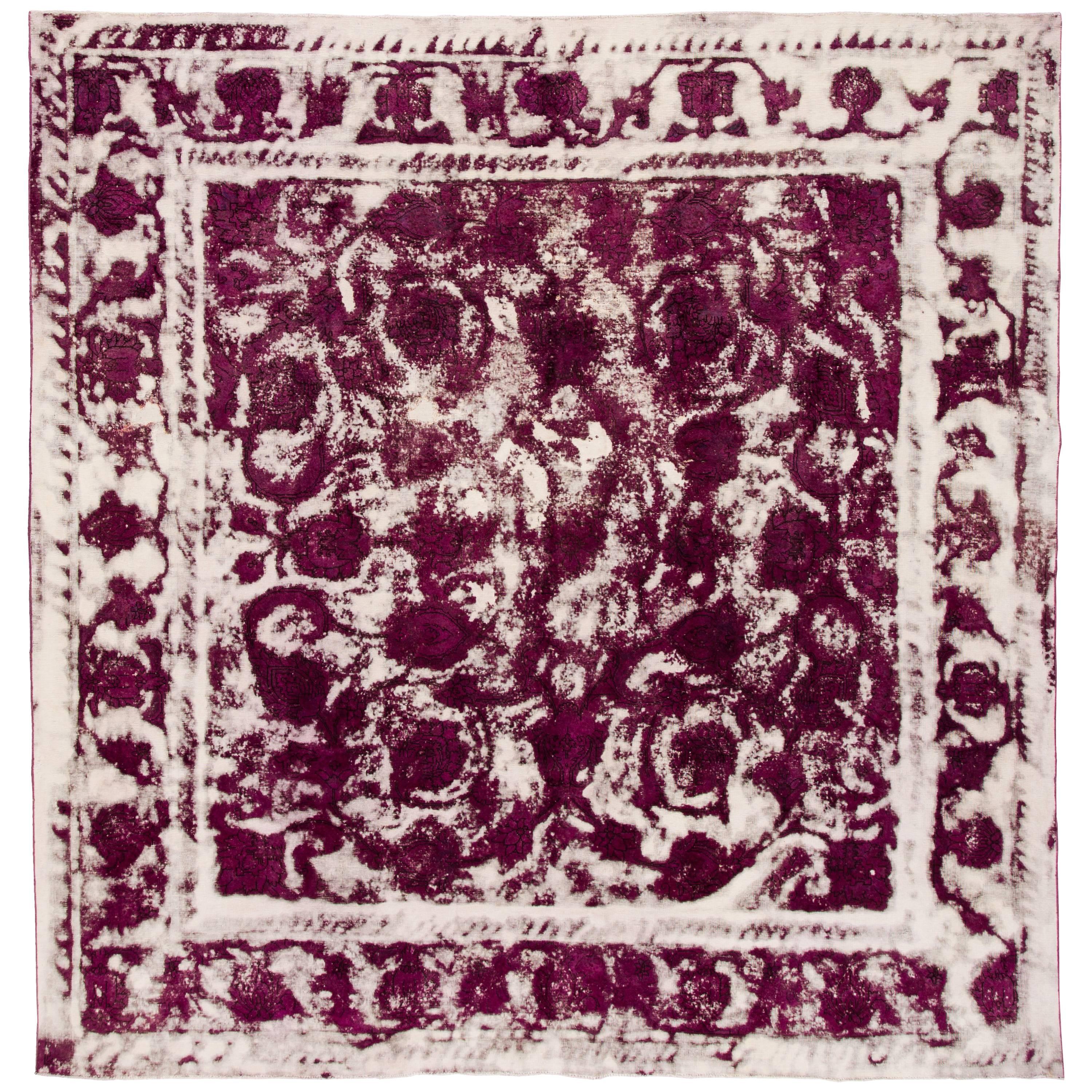 Quadratischer lila persischer Teppich im Vintage-Stil im Used-Look im Angebot