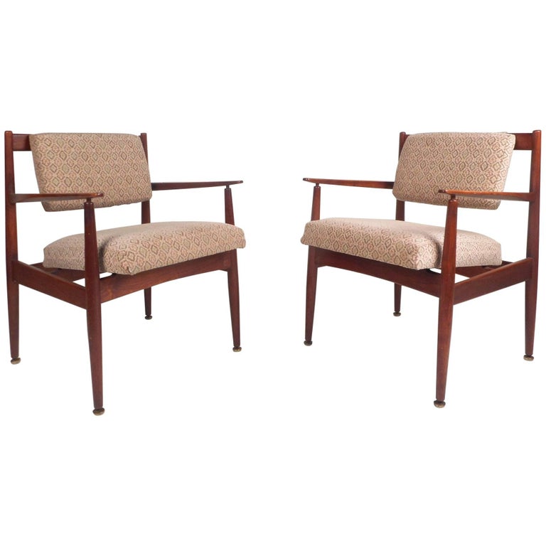 Pair of Vintage Walnut Lounge Chairs by Jens Risom Design For Sale at
