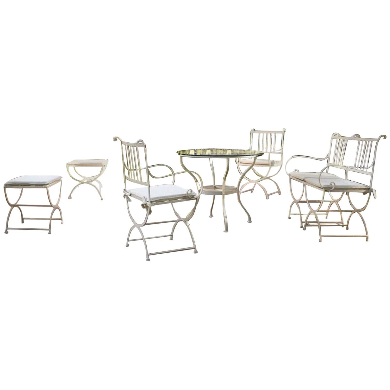 Ensemble de meubles de jardin avec quatre fauteuils et plateau rond en verre et fer forgé en vente