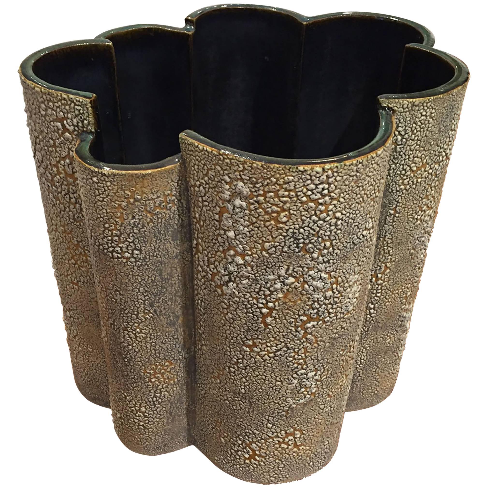 Vase/planteur en écorce texturée de style américain d'après-guerre, avec des formes festonnées. (signé : GARY DI PASQUALE)
