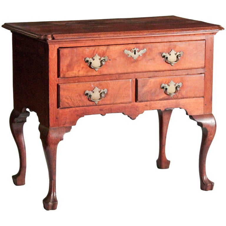 Walnut Queen Anne Dressing Table For Sale at 1stDibs