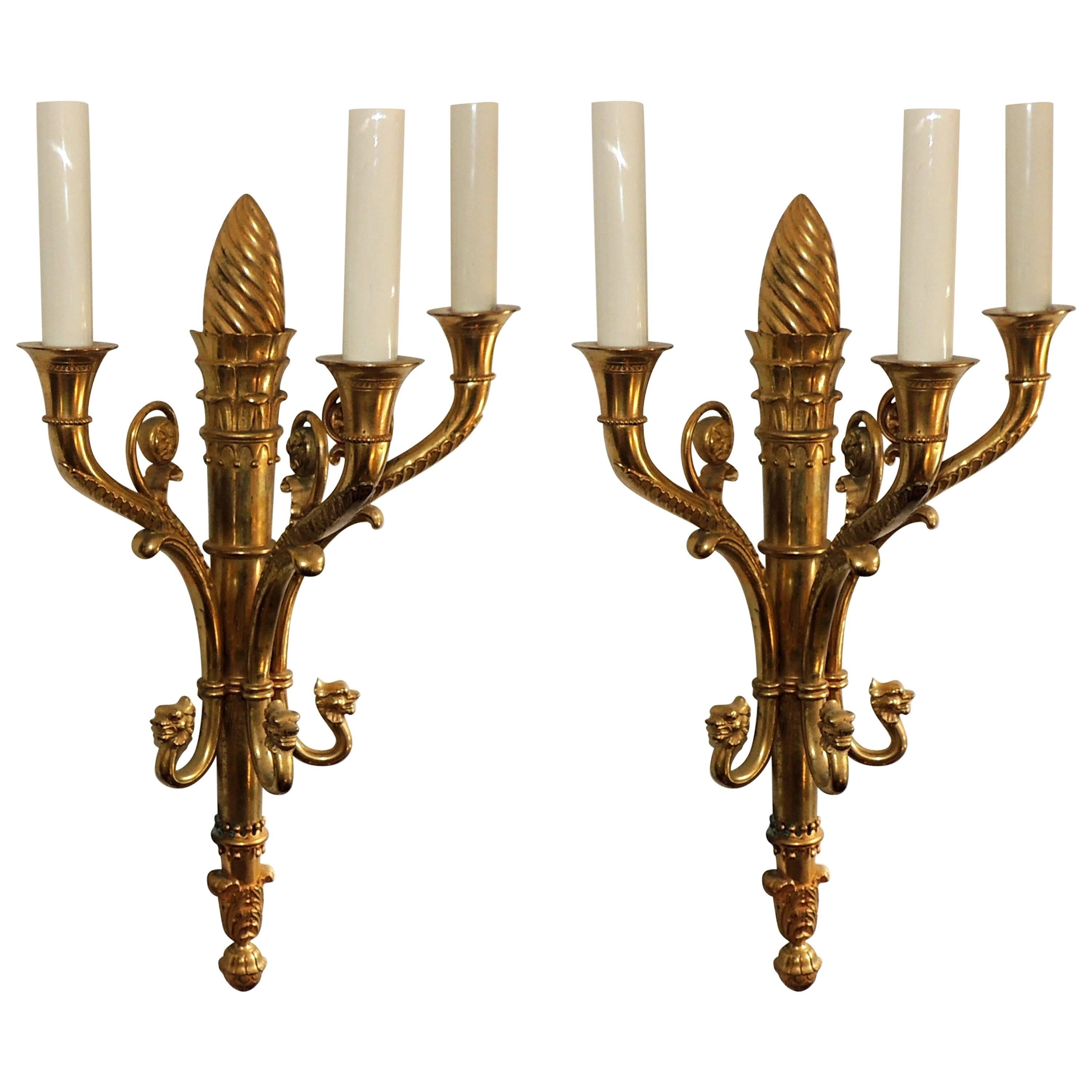 Élégante paire d'appliques lion néoclassiques de style Empire français de la Régence en bronze doré et doré en vente