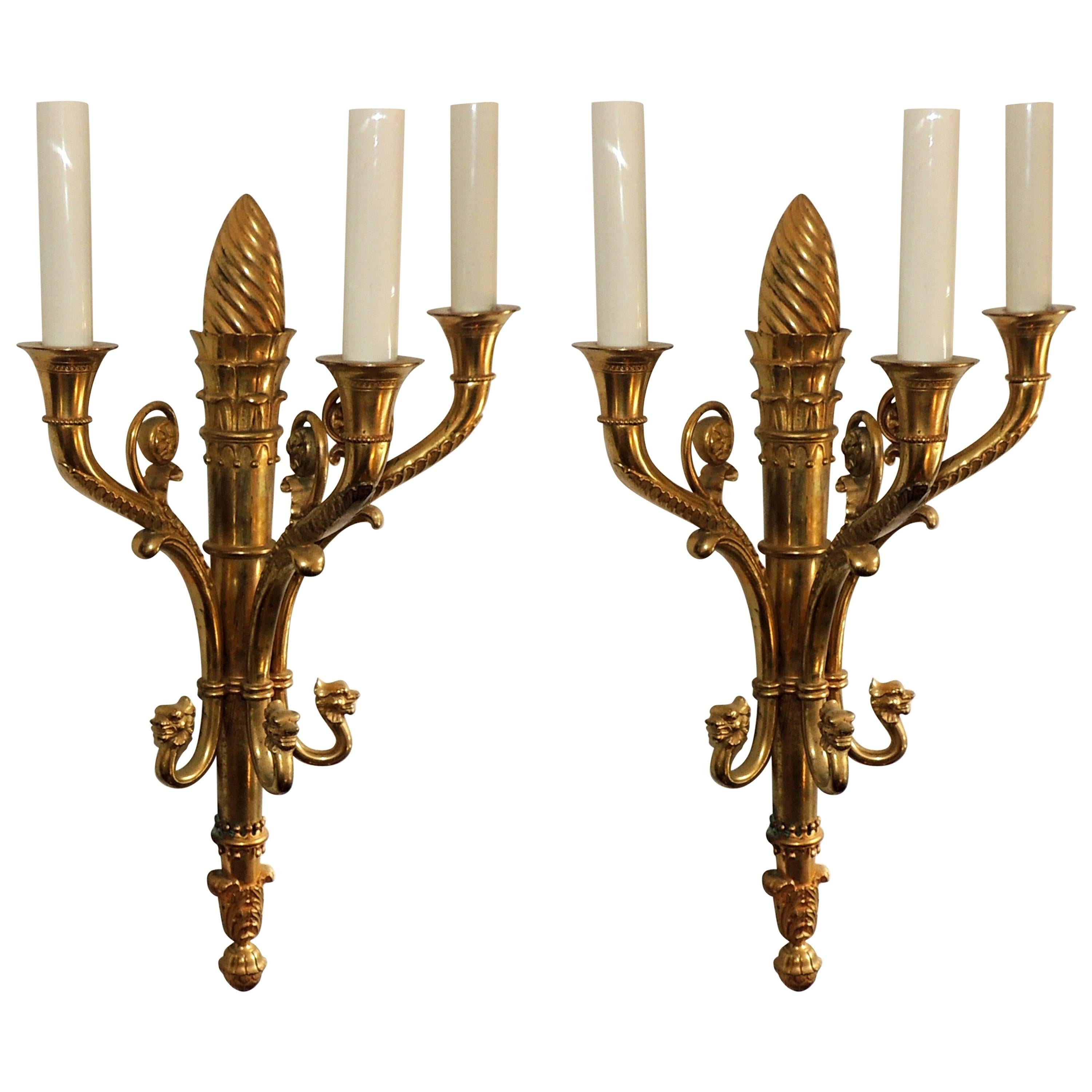 Elegante pareja de candelabros de león de bronce dorado Imperio Francés Neoclásico de la Regencia