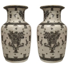 Paire d'urnes chinoises en porcelaine blanche et noire