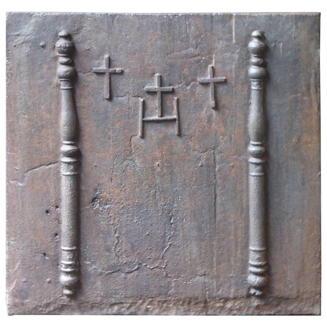 Plaque de cheminée française Pillars with Crosses, 18e siècle 