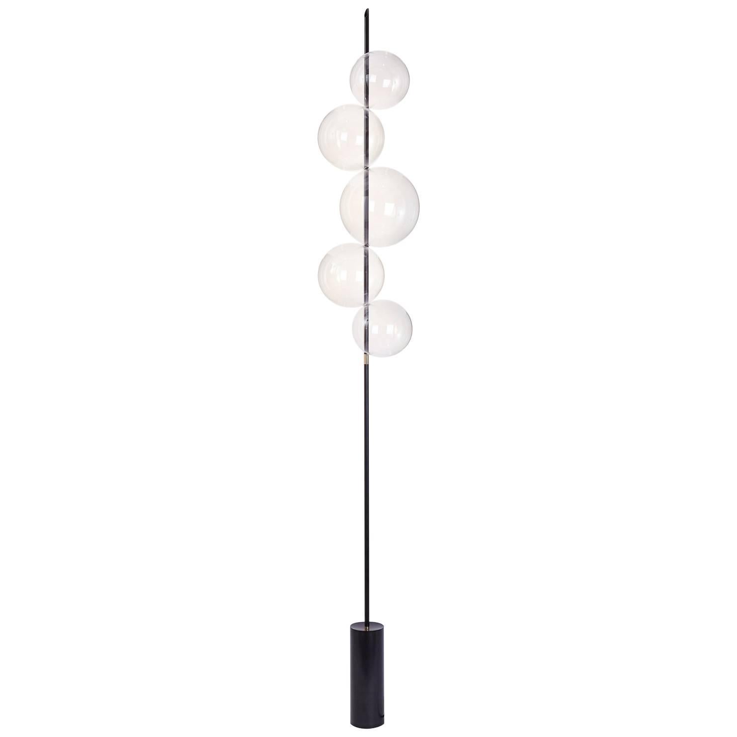 Grandine lampadaire contemporain à cinq lumières noir en verre soufflé laiton foncé en vente