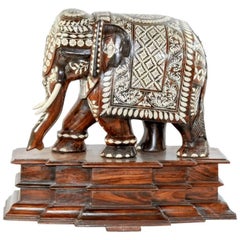 Fin 19e/début 20e Éléphant sur socle en palissandre sculpté à la main et incrusté d'os de chameau