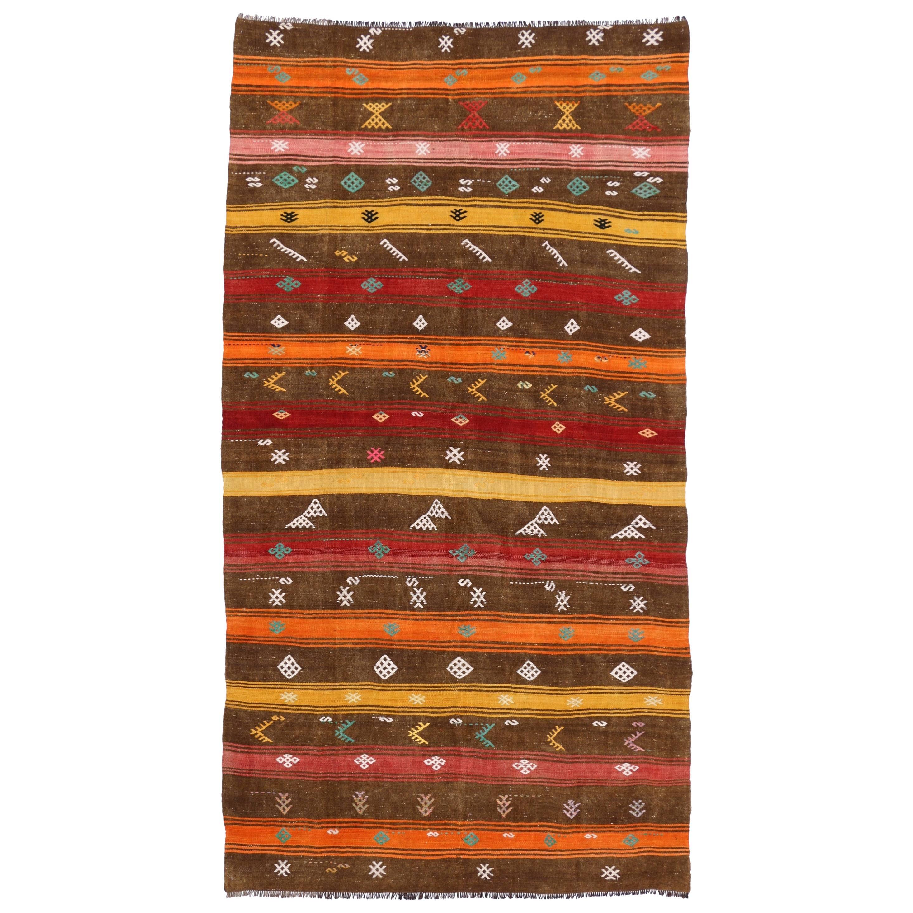 Tapis Kilim turc vintage avec motif tribal bohème et style de cabane moderne