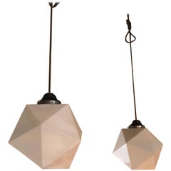 Lampe pendante géométrique en verre de lait à facettes:: moderne du milieu du siècle dernier