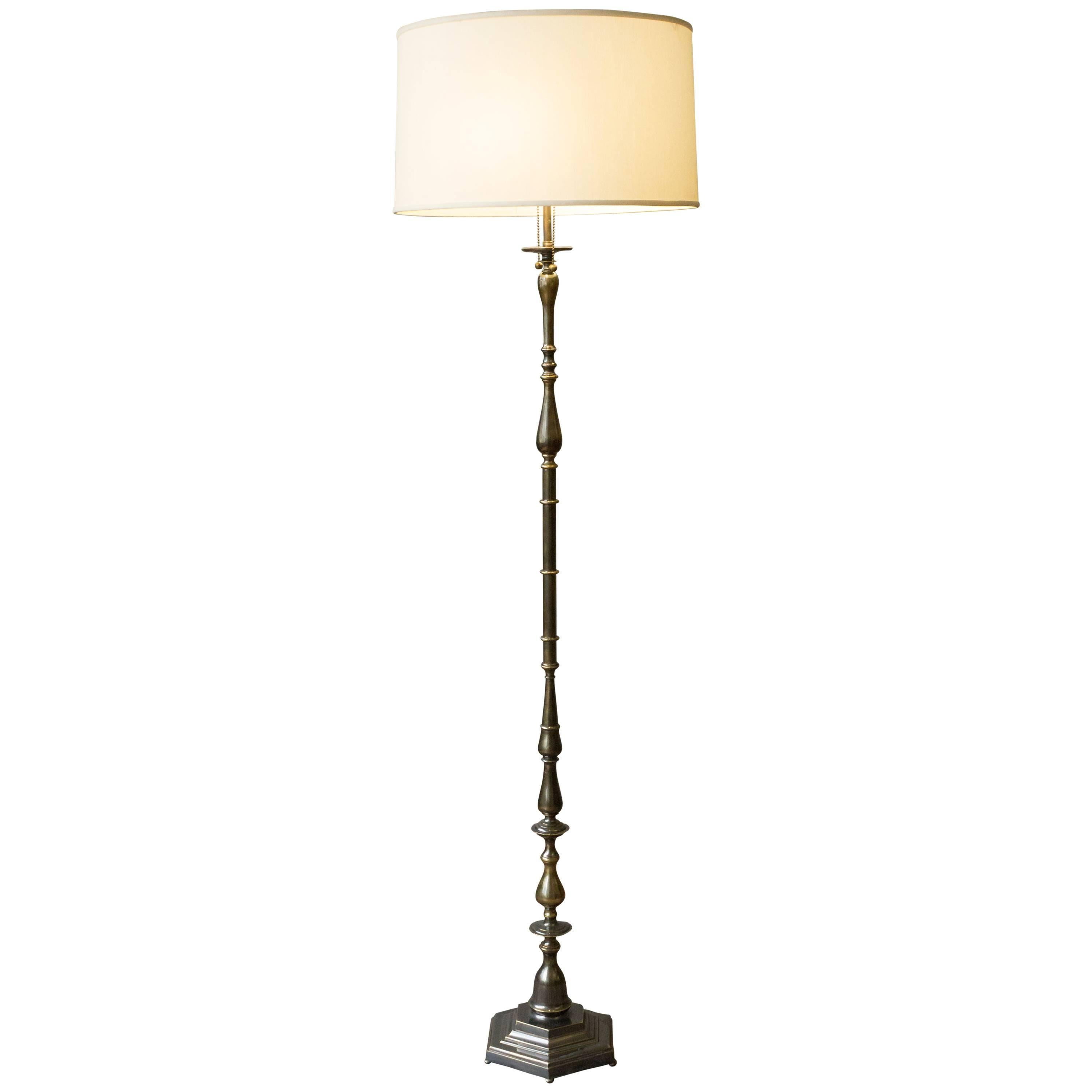 Lampadaire français des années 1940 en laiton et bronze avec patine finie à la main en vente