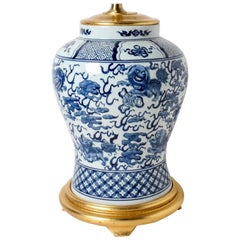 Außergewöhnliche blau-weiße Vase auf einem Sockel aus Giltwood:: montiert als Lampe:: Ralph Lauren