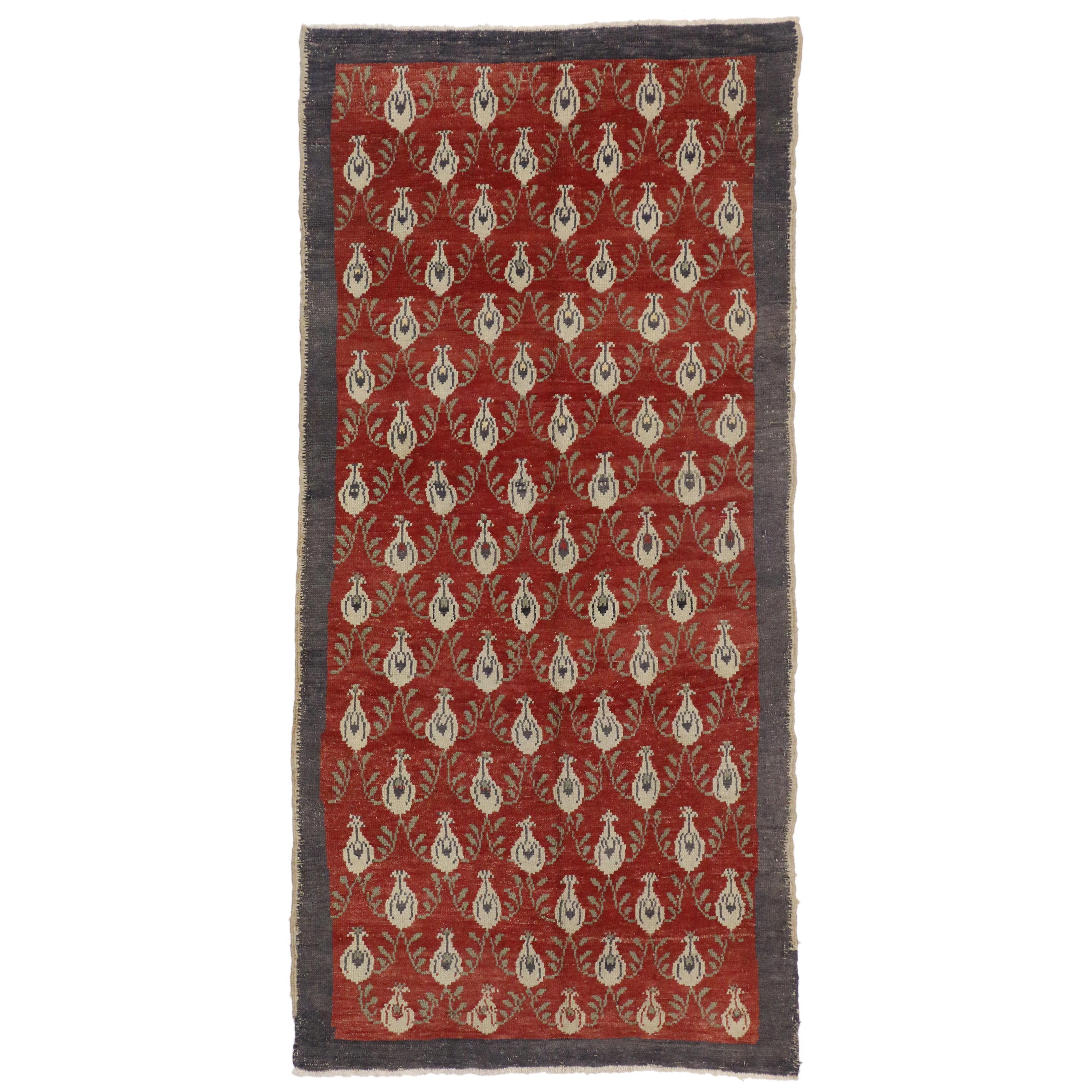 Türkischer Oushak-Teppich im romantischen Handwerksstil im Vintage-Stil