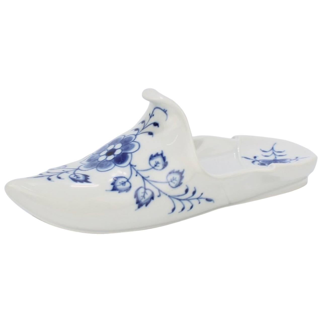 Presse-papier pour chaussures ou pantoufles en porcelaine de Meissen bleu à motif d'oignons