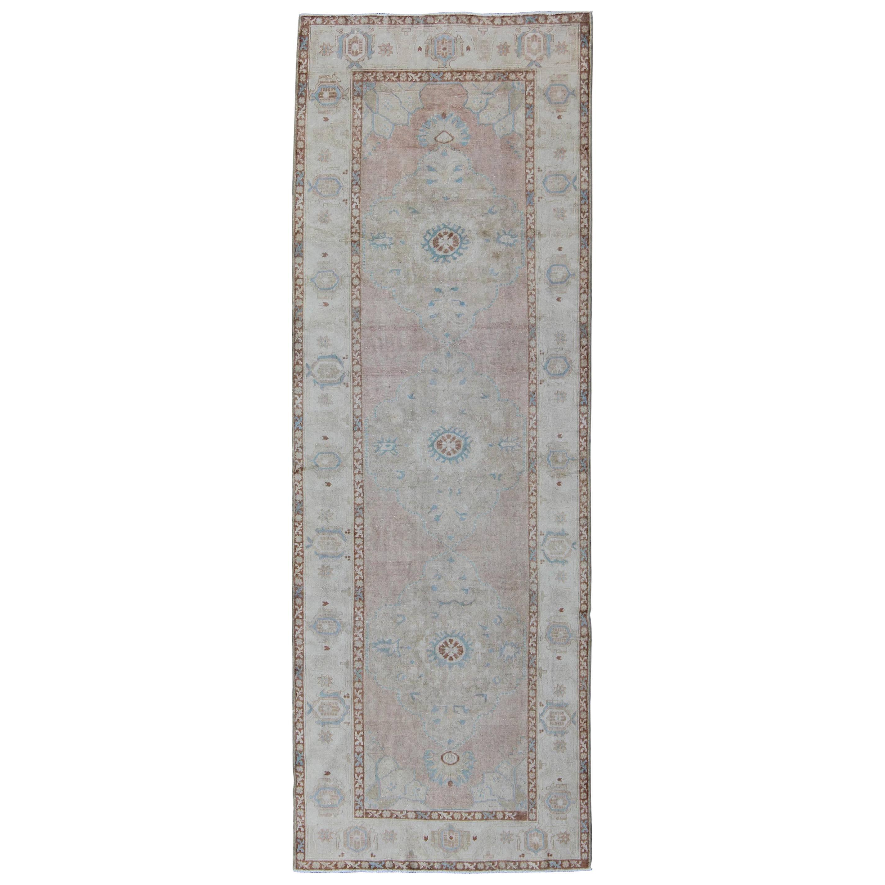 Vieux tapis de couloir turc Oushak rose pâle, bleu clair et ivoire