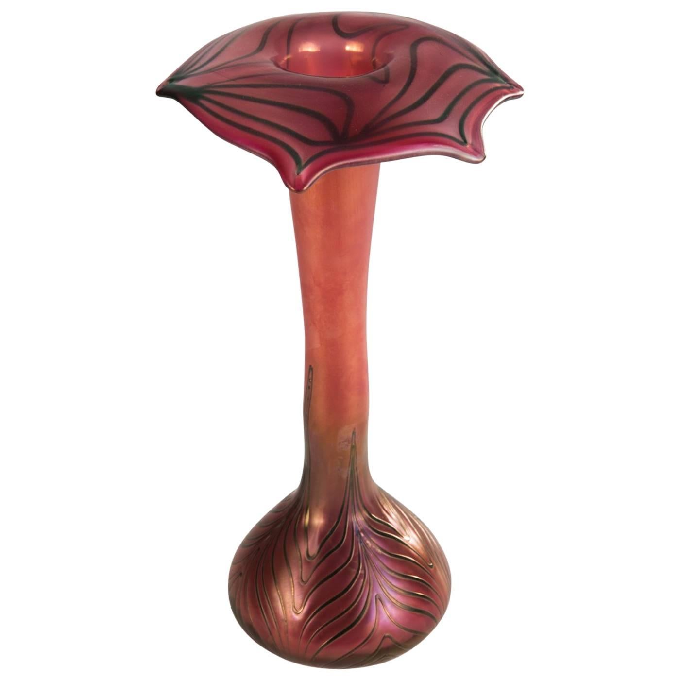 Jugendstil-Vase aus böhmischem Glas im Jugendstil mit spiralförmiger Meltung von Kralik