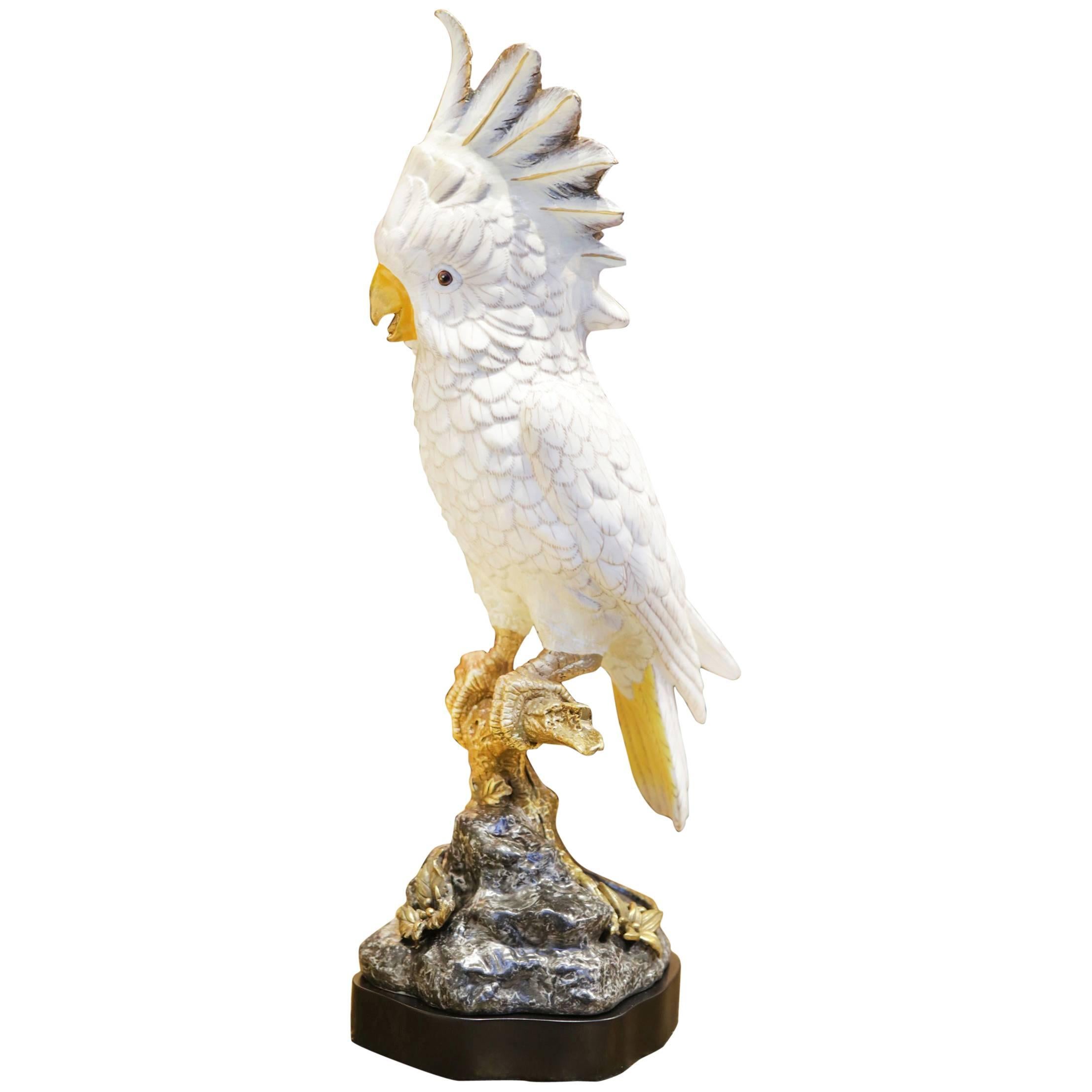 Weiße Papageien-Skulptur aus handbemaltem Porzellan und Bronze
