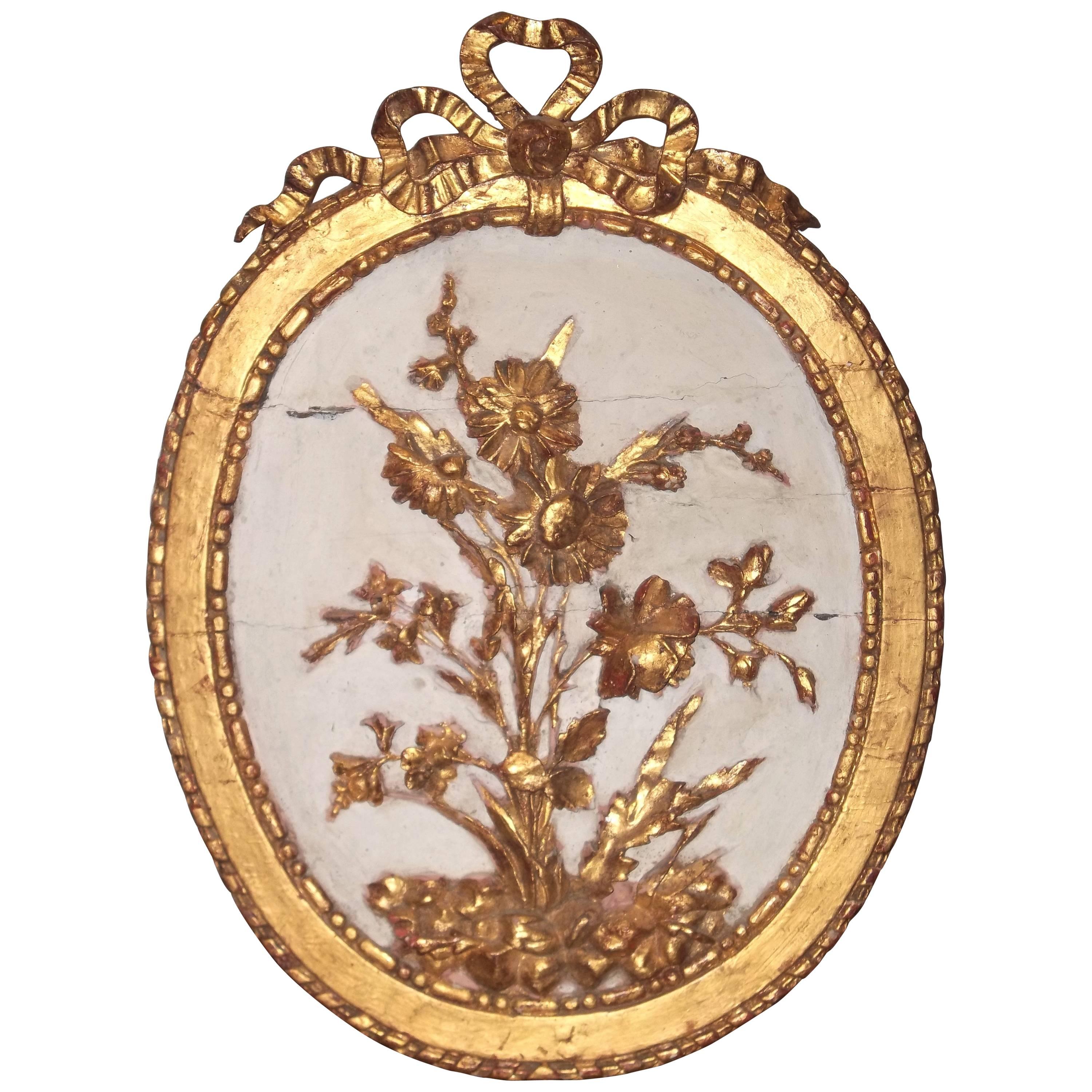 Venezianische geschnitzte, geblümte Plakette oder Medaillon aus vergoldetem Holz im neoklassischen Stil 