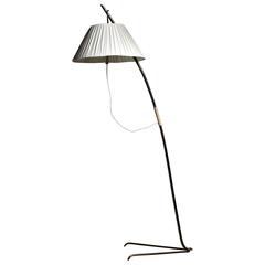 Lampada da terra Kalmar con stelo in ottone e paralume in tessuto plissettato, Austria, anni '60