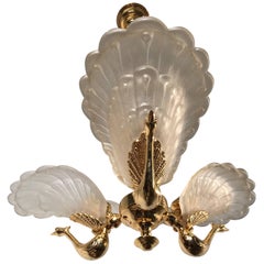 Seltener Midcentury-Kronleuchter / Anhänger mit goldenen Bronzeglas-Pfau-Skulpturen